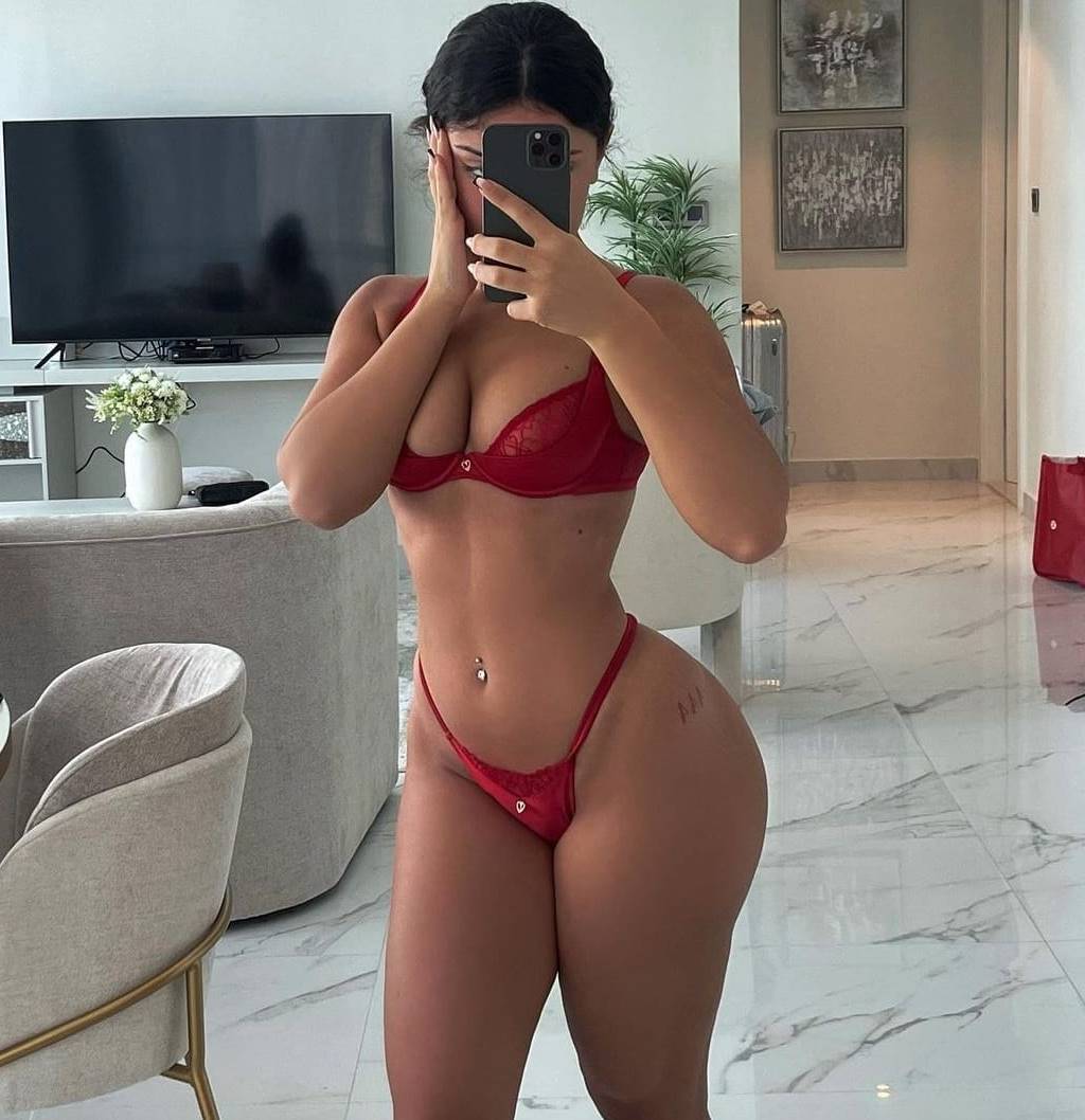 Esenyurt Escort Bayan Selinle Tutku Dolu Dakikalar